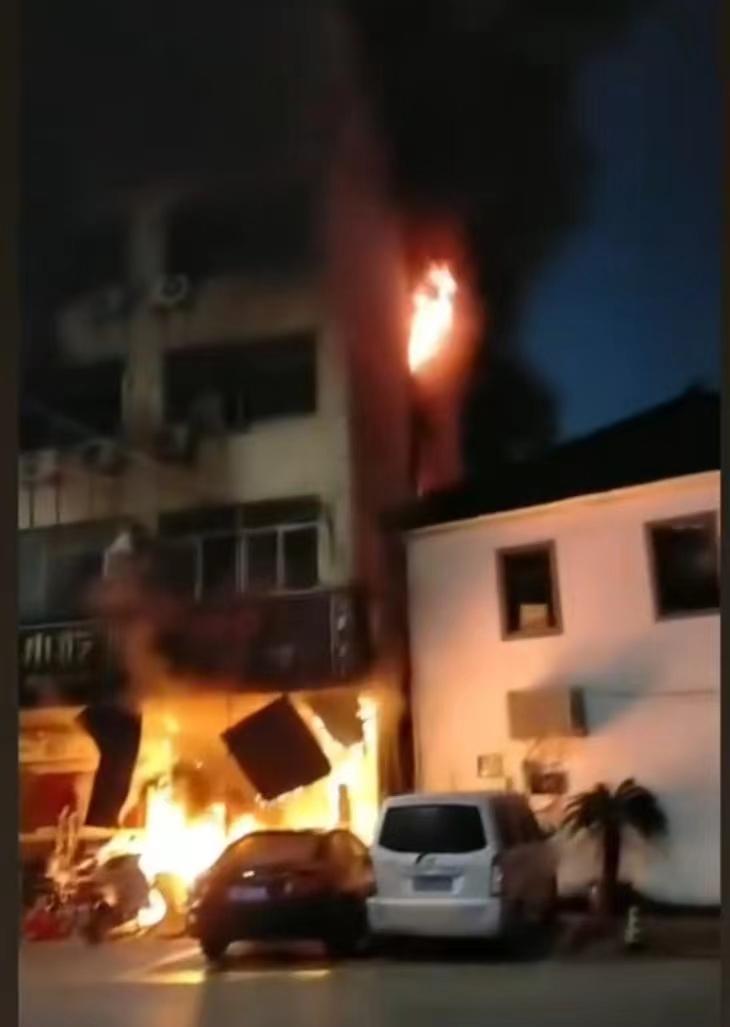 H56zEyioKe661uWk.jpg